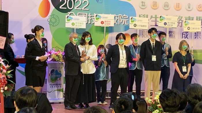 本校2022「教育部全國技專校院學生實務專題製作競賽」榮獲第1名2件、第2名1件、第3名1件及1件佳作，成績表現亮眼。