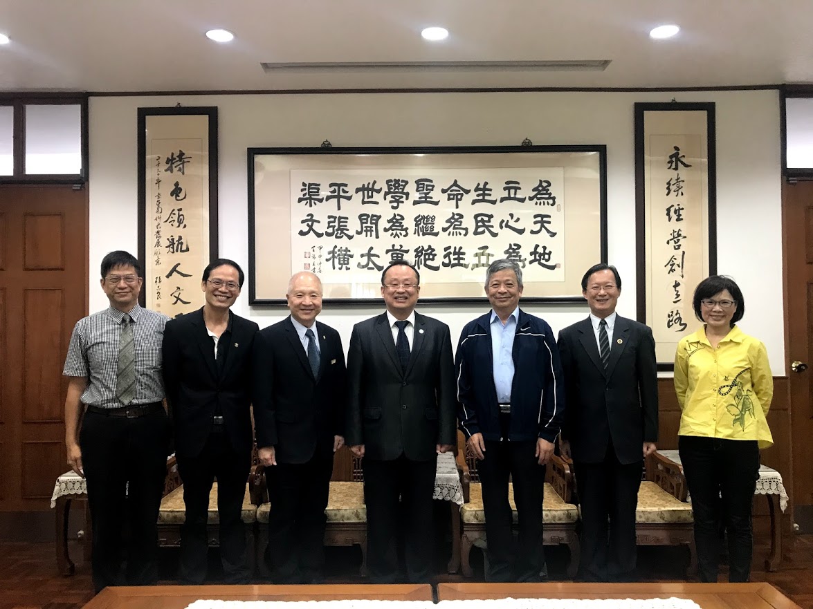 林成發副教授、陳香伶副教授積極參與大學社會責任實踐 獲選109學年度校級教學卓越教師殊榮