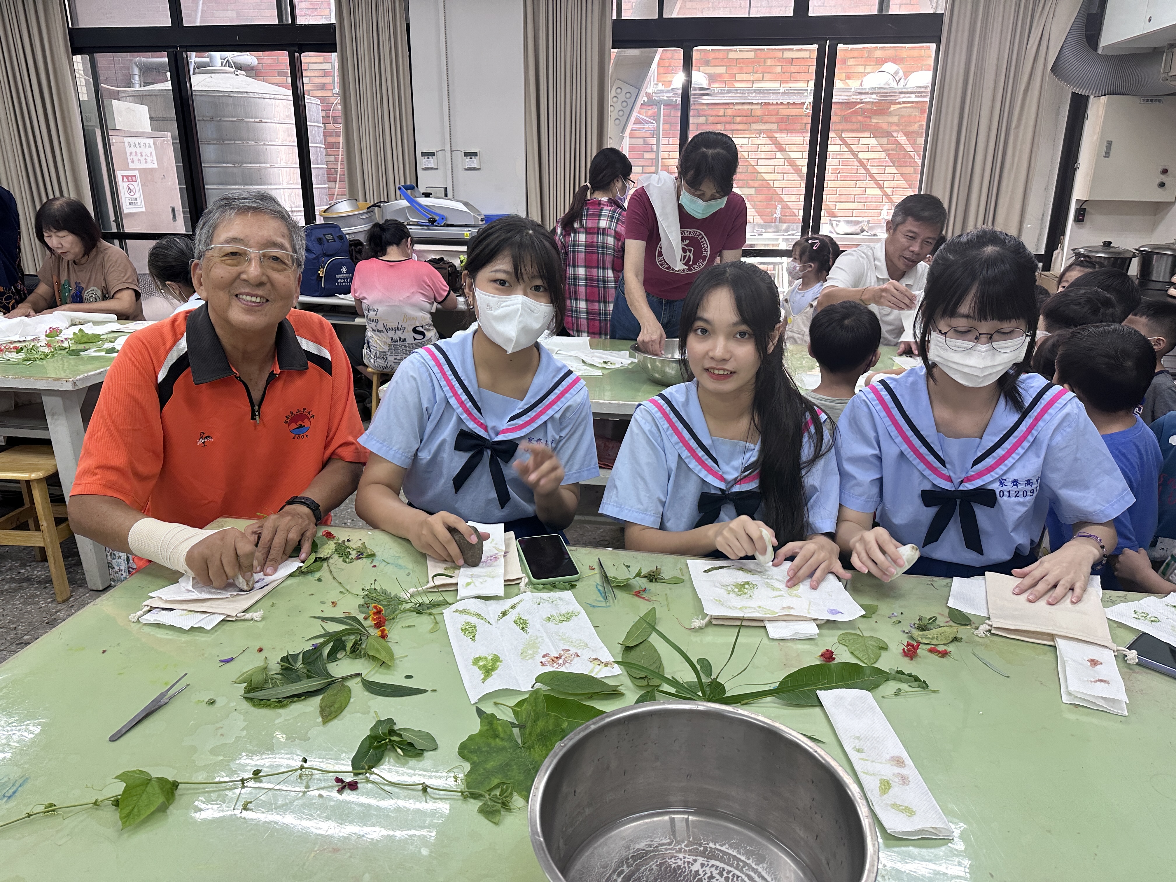 南應大服設系帶領銀髮族體驗拓染 留住美麗--六系聯袂傳遞敬老心意(系列之五)