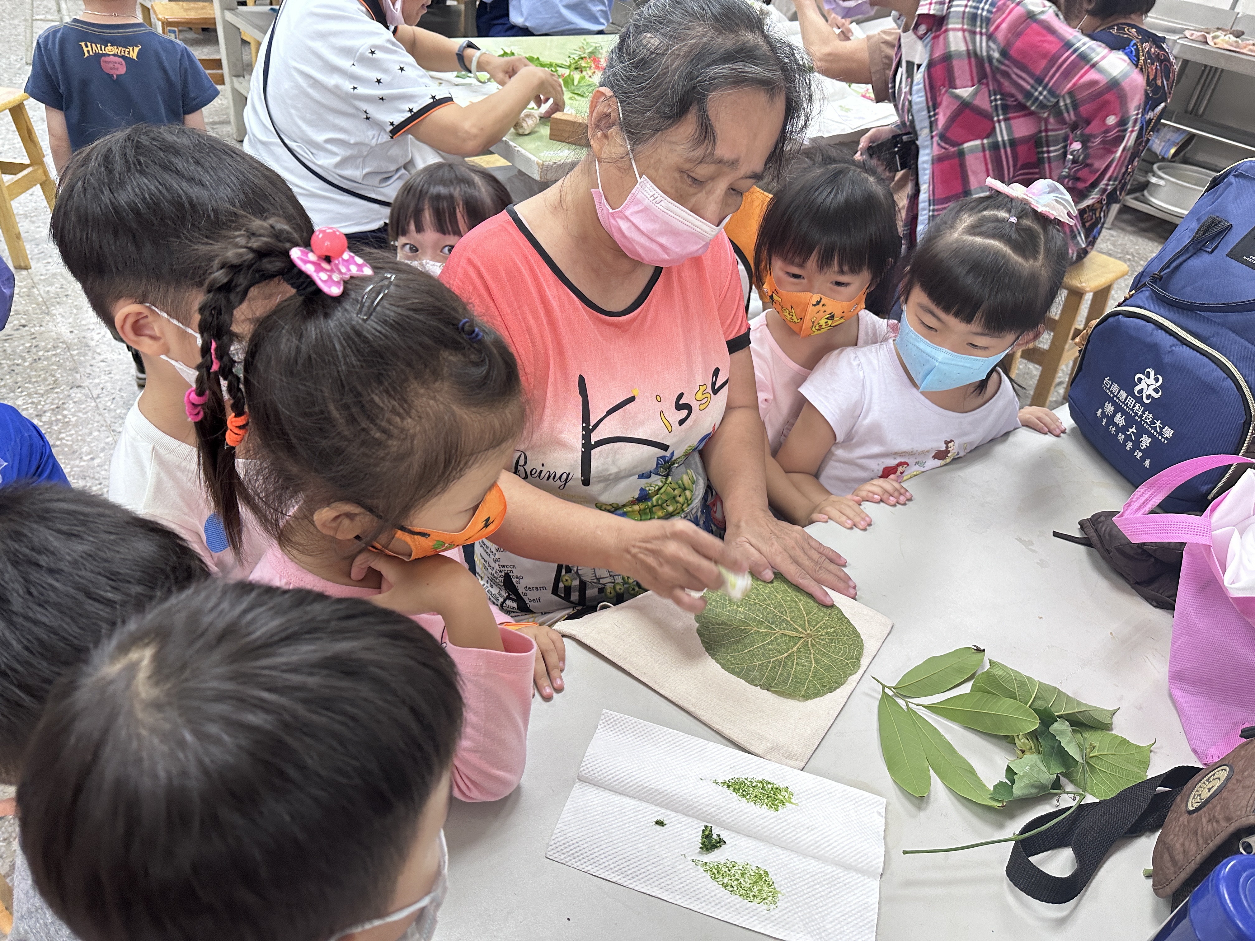 南應大服設系帶領銀髮族體驗拓染 留住美麗--六系聯袂傳遞敬老心意(系列之五)