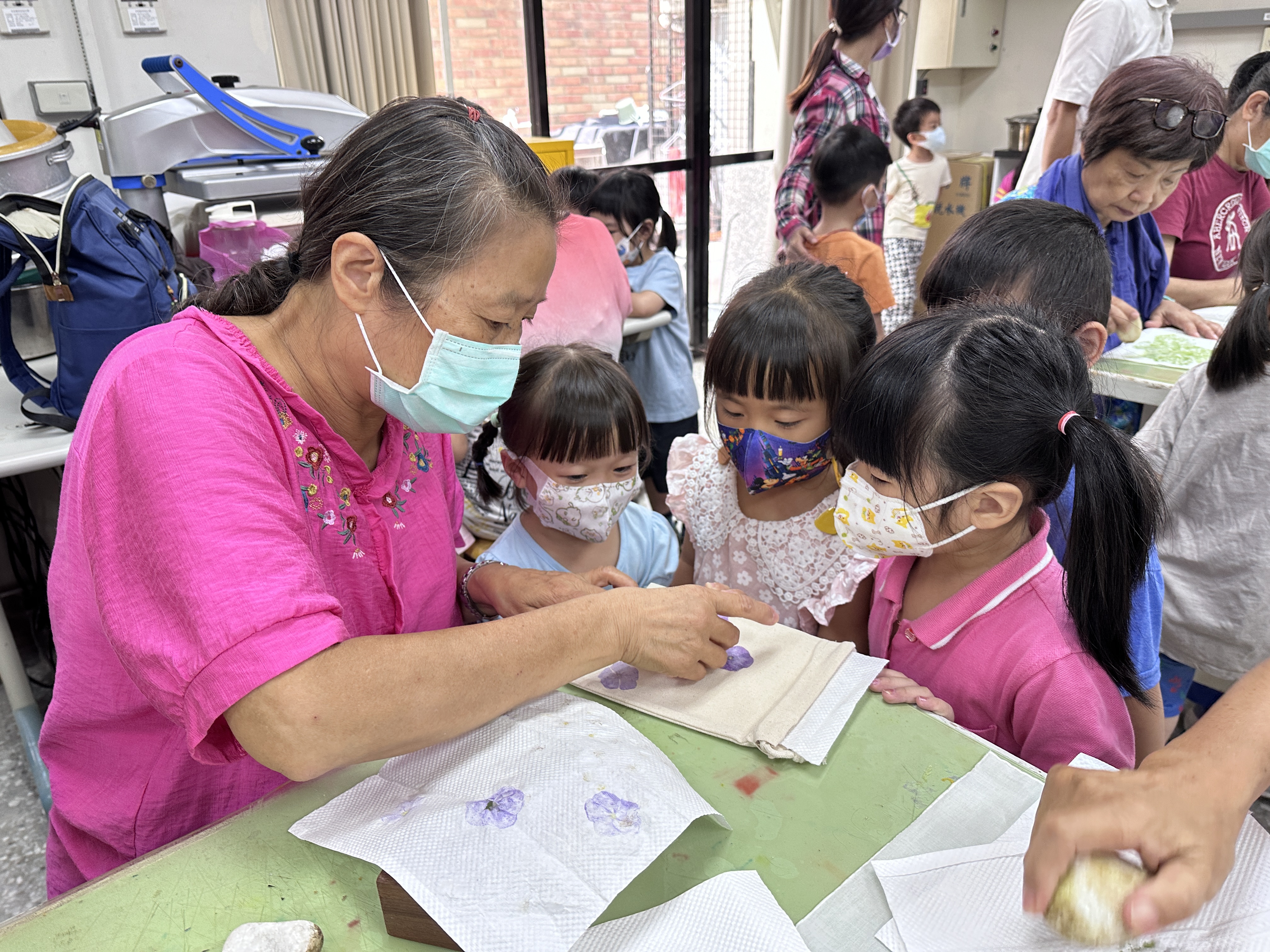 南應大服設系帶領銀髮族體驗拓染 留住美麗--六系聯袂傳遞敬老心意(系列之五)