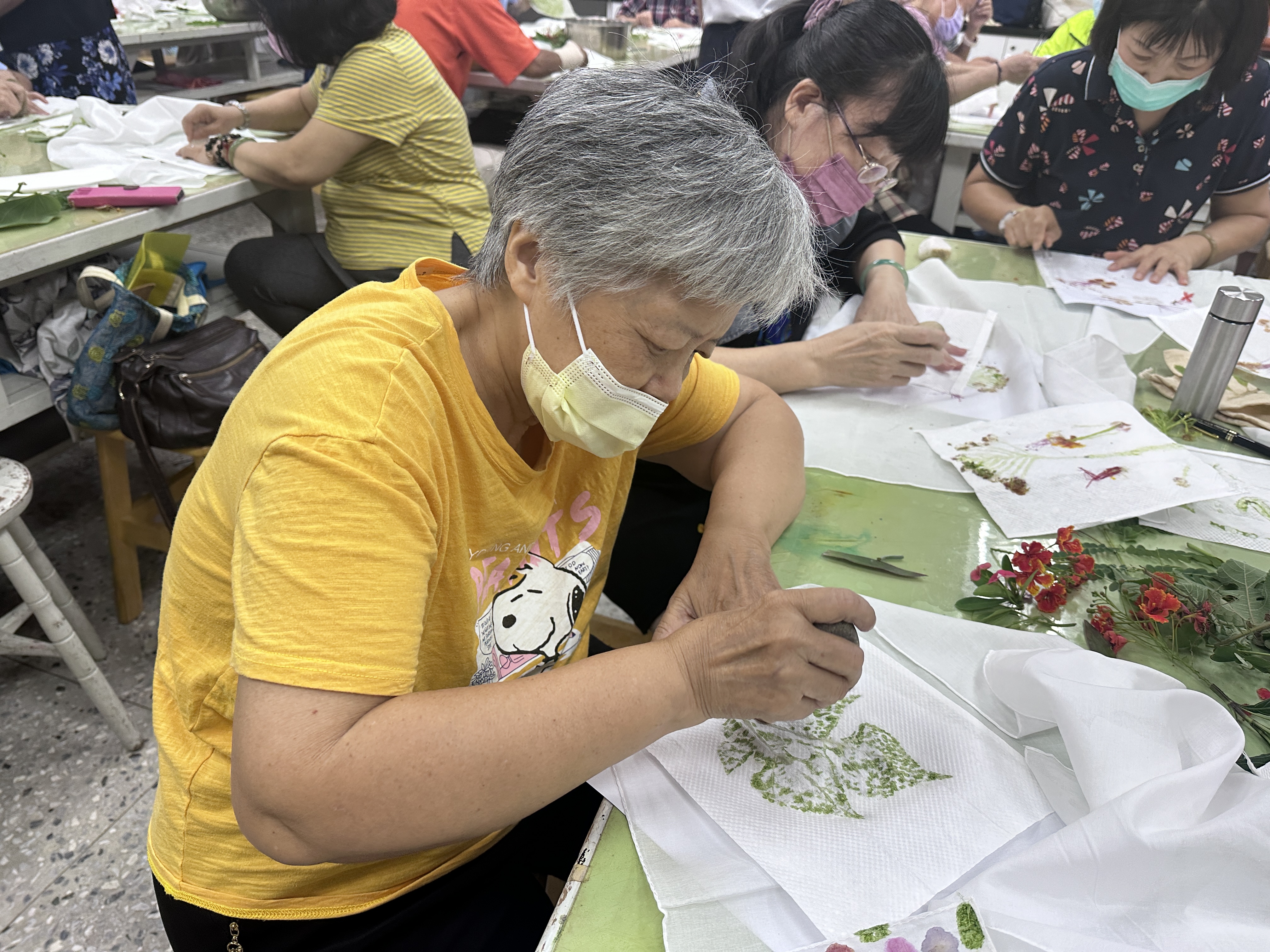 南應大服設系帶領銀髮族體驗拓染 留住美麗--六系聯袂傳遞敬老心意(系列之五)