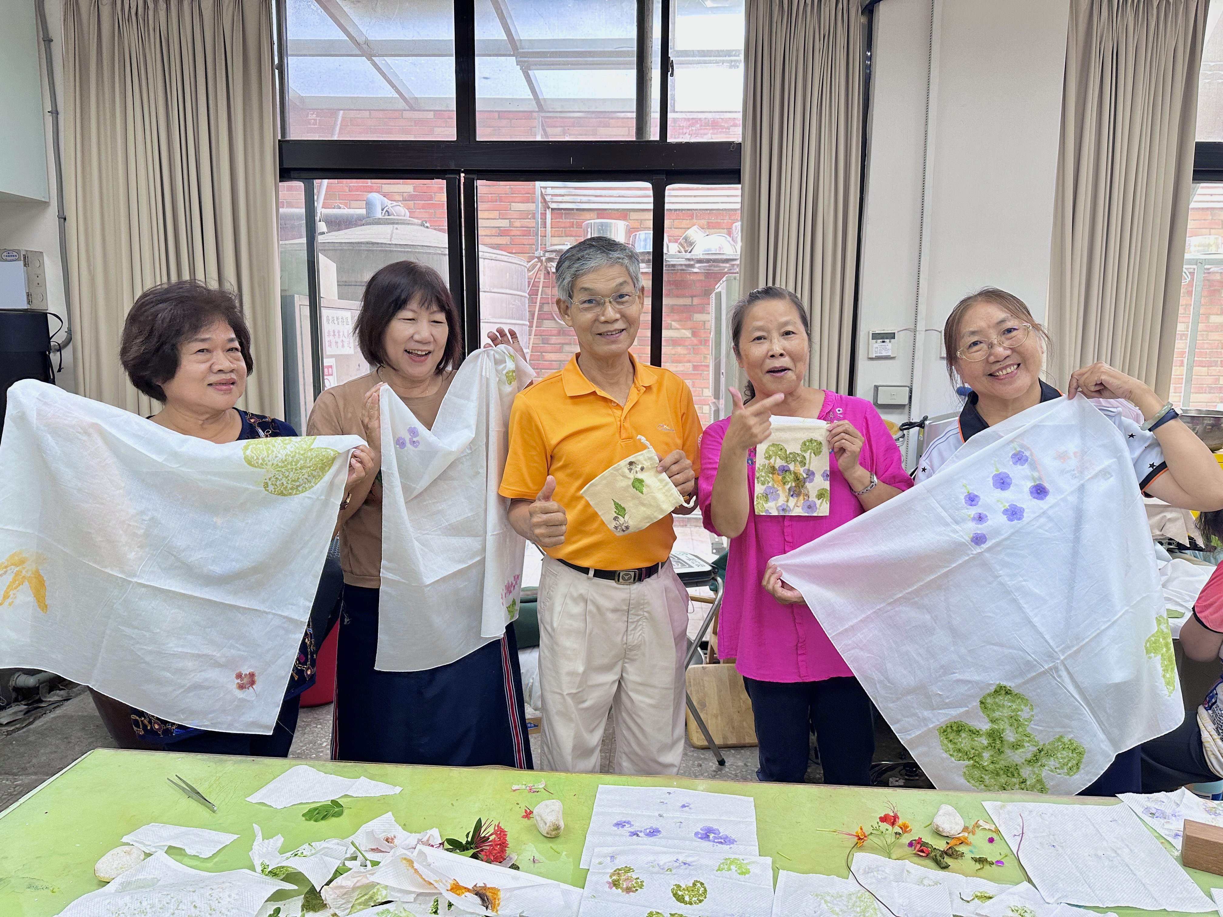 南應大服設系帶領銀髮族體驗拓染 留住美麗--六系聯袂傳遞敬老心意(系列之五)