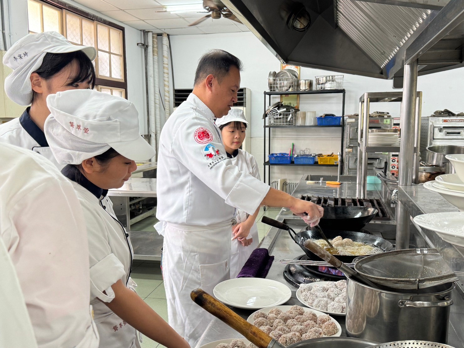 南應大旅館系與東吳高職餐飲科攜手台南主廚總鋪師 中餐技藝課程交流，學生技能學習銜接更升級
