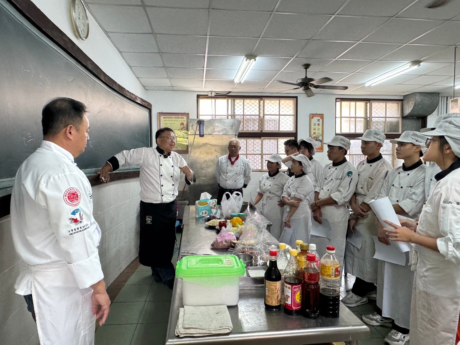 南應大旅館系與東吳高職餐飲科攜手台南主廚總鋪師 中餐技藝課程交流，學生技能學習銜接更升級
