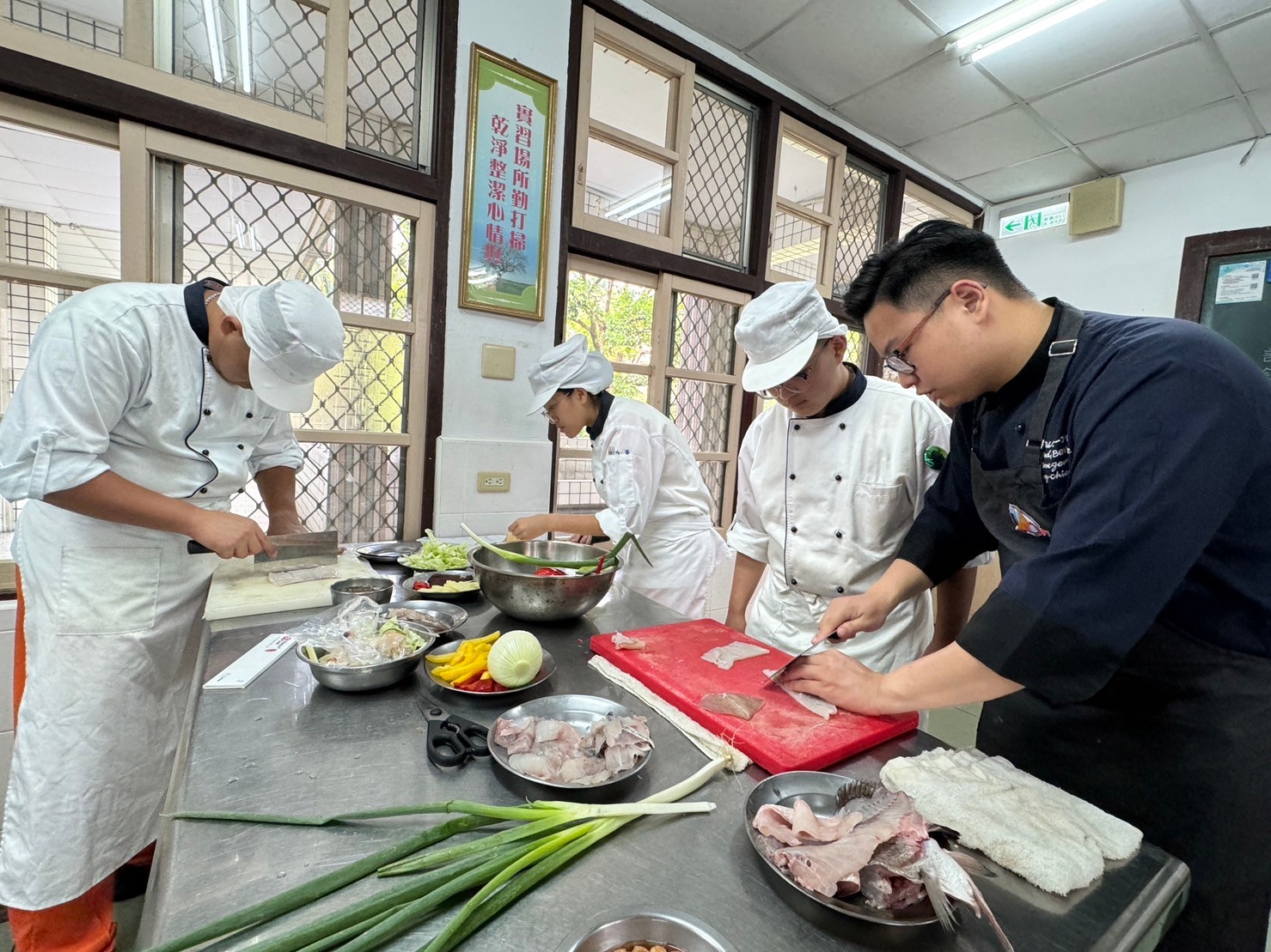 南應大旅館系與東吳高職餐飲科攜手台南主廚總鋪師 中餐技藝課程交流，學生技能學習銜接更升級