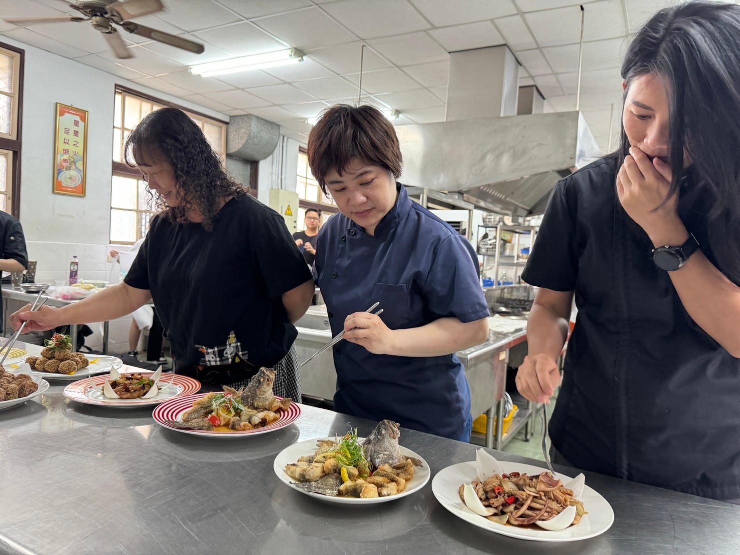 南應大旅館系與東吳高職餐飲科攜手台南主廚總鋪師 中餐技藝課程交流，學生技能學習銜接更升級