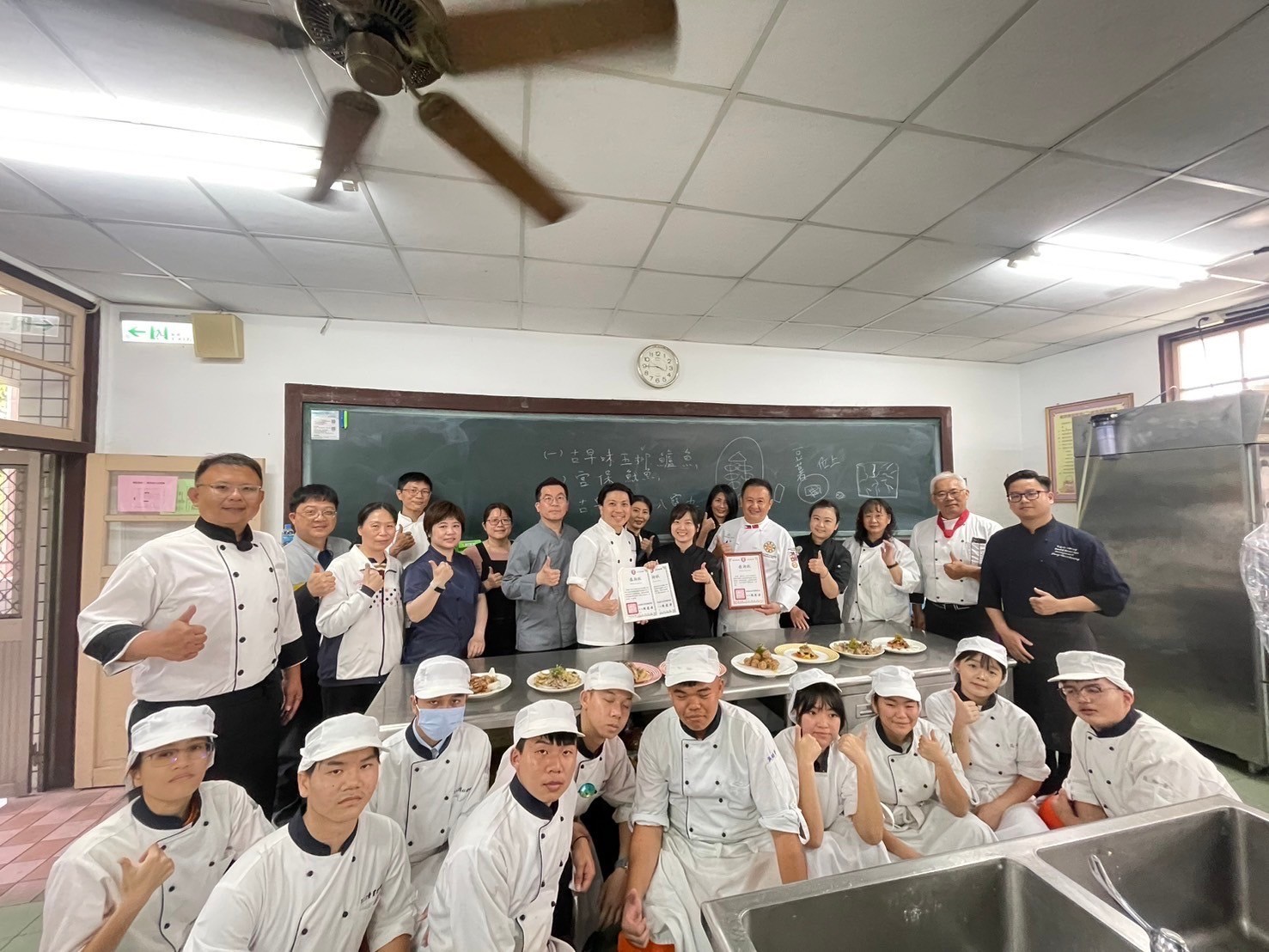 南應大旅館系與東吳高職餐飲科攜手台南主廚總鋪師 中餐技藝課程交流，學生技能學習銜接更升級