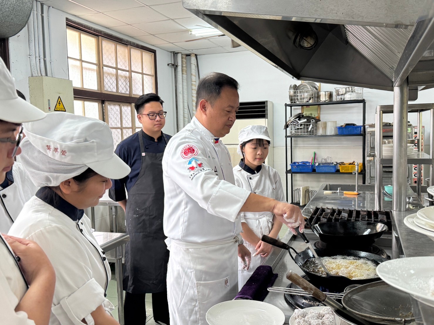 南應大旅館系與東吳高職餐飲科攜手台南主廚總鋪師 中餐技藝課程交流，學生技能學習銜接更升級