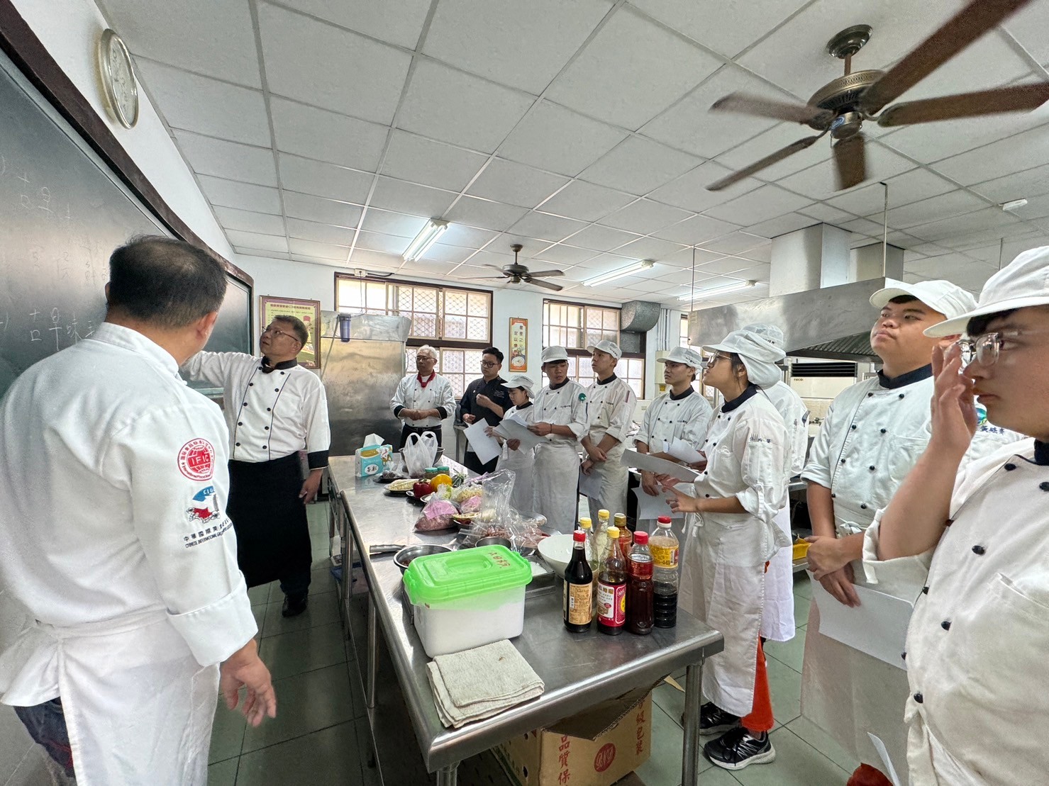 南應大旅館系與東吳高職餐飲科攜手台南主廚總鋪師 中餐技藝課程交流，學生技能學習銜接更升級