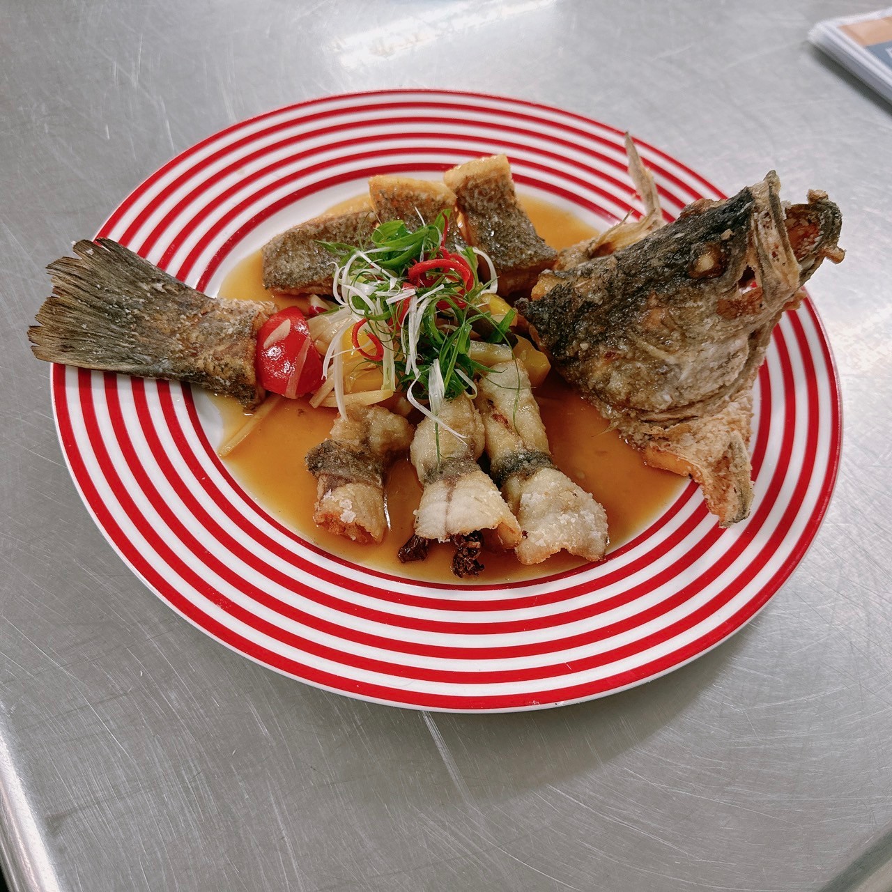 南應大旅館系與東吳高職餐飲科攜手台南主廚總鋪師 中餐技藝課程交流，學生技能學習銜接更升級