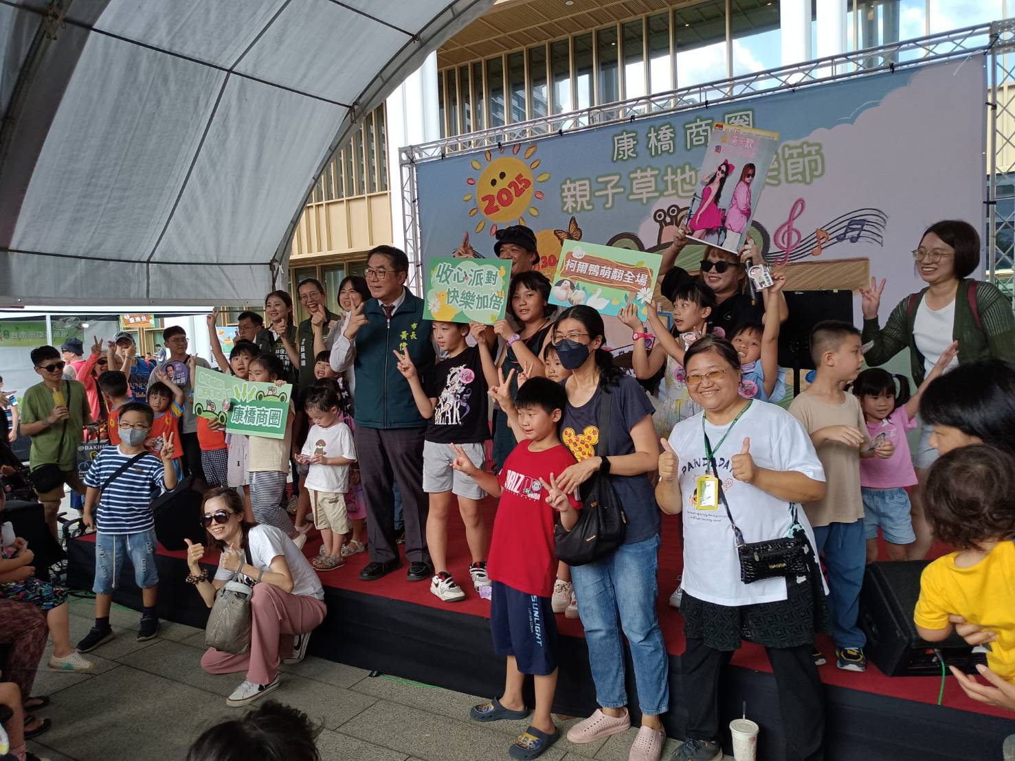 哇！叢前有個熊嘟嘟來了～南應大幼保系學生應邀參與康橋商圈親子草地音樂節公益幼兒戲劇展演