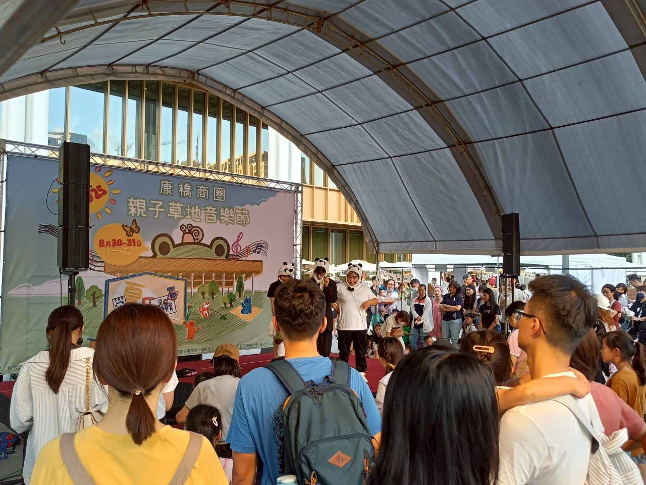 哇！叢前有個熊嘟嘟來了～南應大幼保系學生應邀參與康橋商圈親子草地音樂節公益幼兒戲劇展演