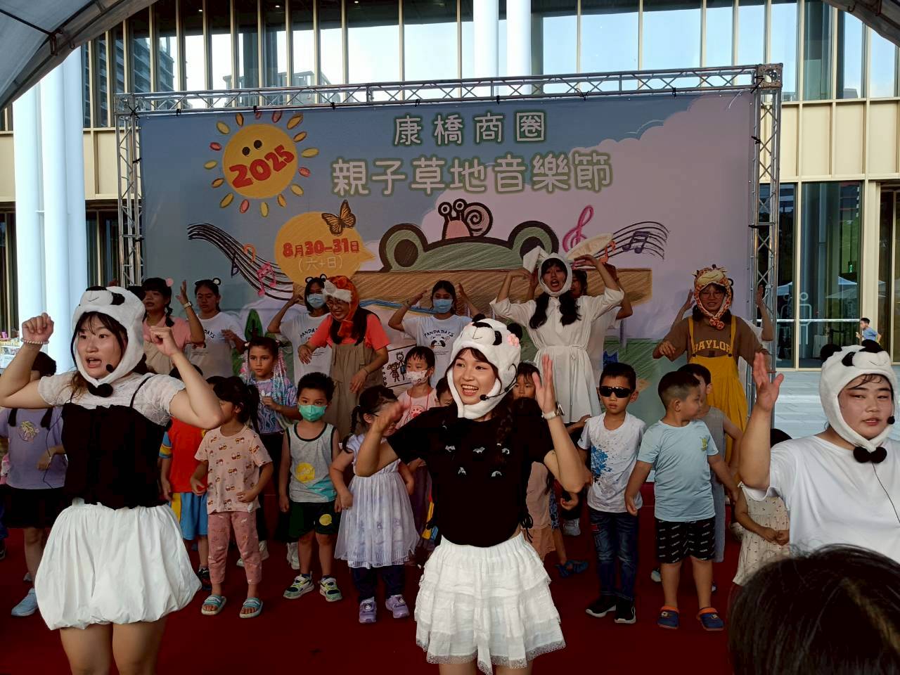 哇！叢前有個熊嘟嘟來了～南應大幼保系學生應邀參與康橋商圈親子草地音樂節公益幼兒戲劇展演